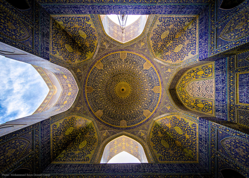 Illustration for article titled Extreme wide angle photos turn mosques into beautiful kaleidoscopes